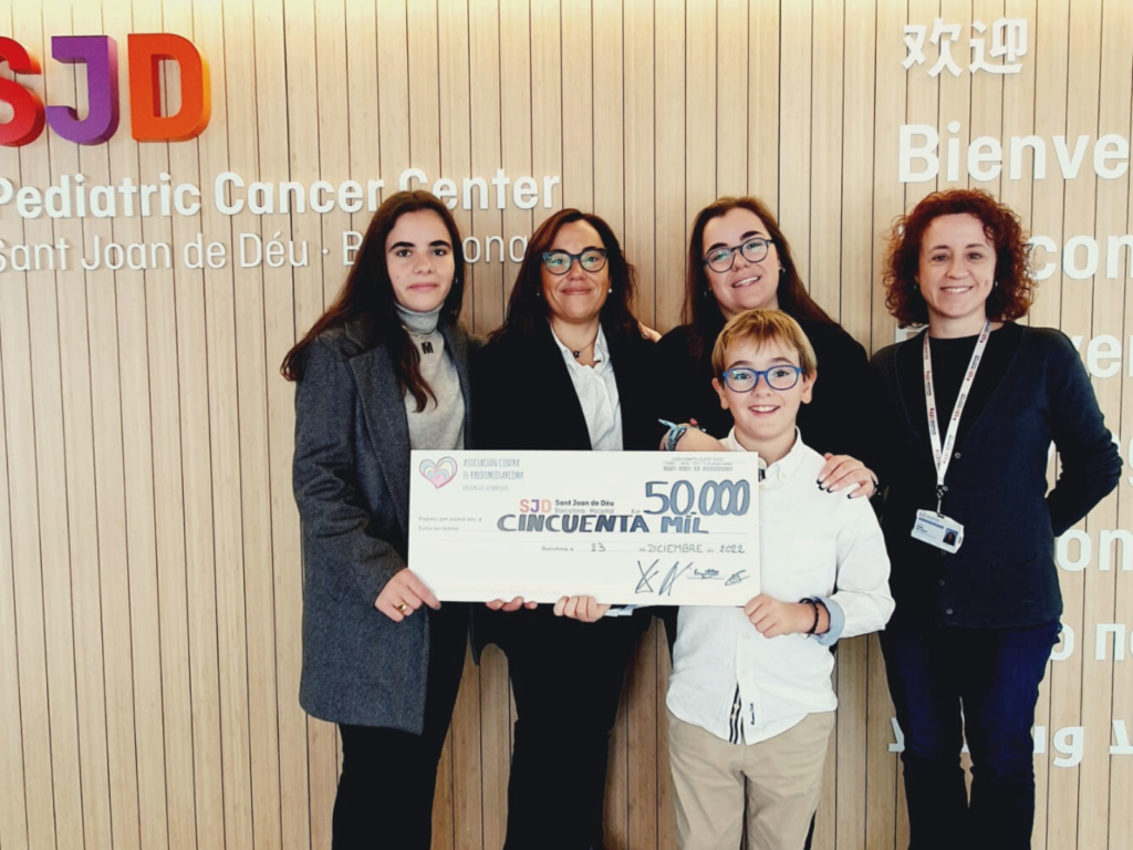 Octavo cheque solidario Asociacion Rabdomiosarcoma